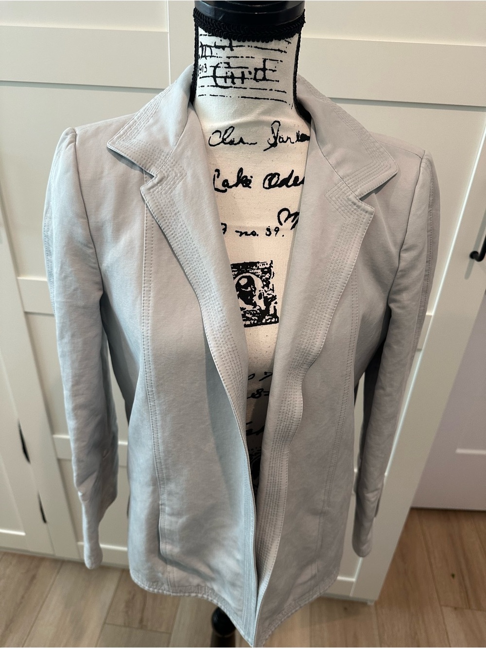 Ellen Tracy Light Gray Tailored Leather Blazer size 8 Open Jacket.